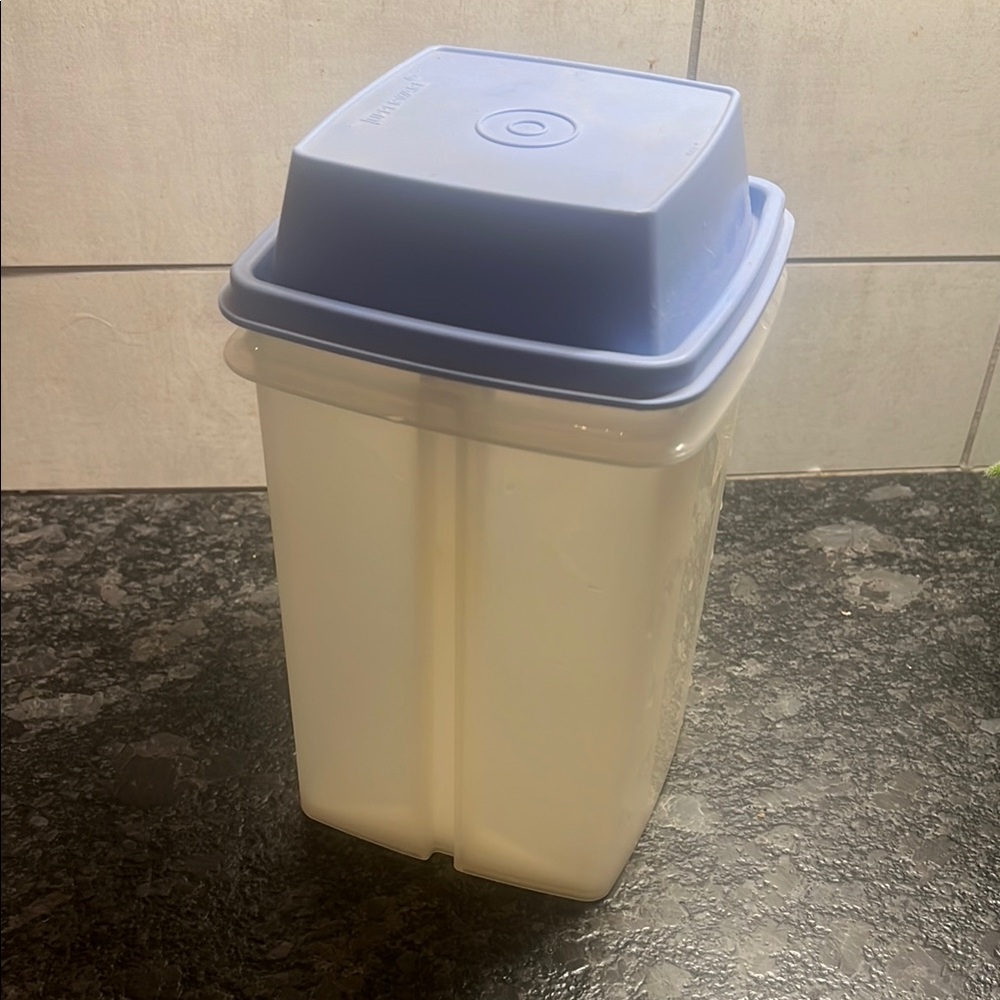 2Qt vintage Tupperware Blue and White Pick-a-Deli pickle and olive  keeper.
